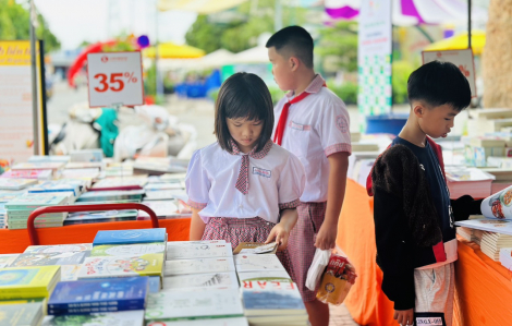 Trao tặng 15 Tủ sách cho học trò ngoại thành