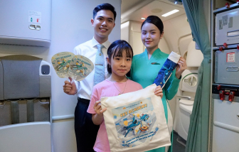 Hành khách nhí thích thú với quà 1/6 độc đáo của Vietnam Airlines