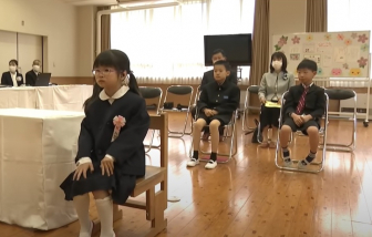 Bé gái 6 tuổi là học sinh lớp Một duy nhất tại một trường tiểu học ở Nhật Bản