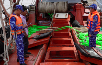 Cảnh sát biển 4 phát hiện tàu cá vận chuyển 200.000 lít dầu DO trái phép trên biển