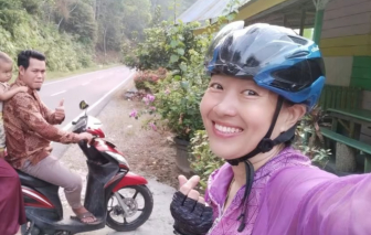 Người phụ nữ đạp xe hơn 1.600 km để thăm quê hương của người thân