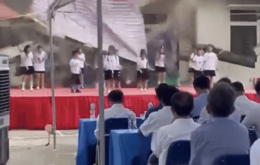 Gạch vữa nhà văn hóa đổ sập xuống sân khấu, nhiều trẻ bị thương