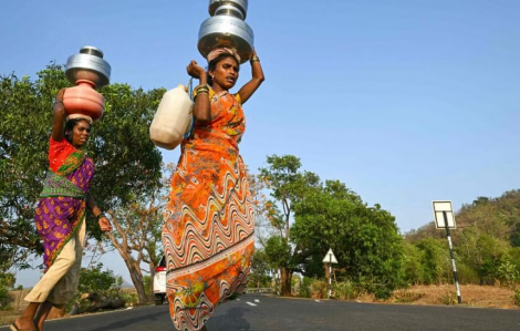 Công nhân nữ ngã bệnh, ngất xỉu vì nhiệt độ tăng cao ở Bangladesh