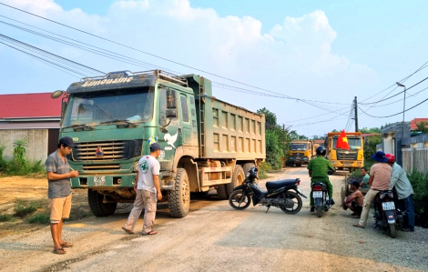 Xe thi công đường cao tốc cày nát đường làng