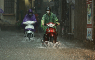 Mưa lớn, nhiều tuyến đường ở Hà Nội ngập sâu