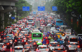 Nhiều tuyến đường tại Hà Nội ngập sâu, giao thông ùn ứ nghiêm trọng
