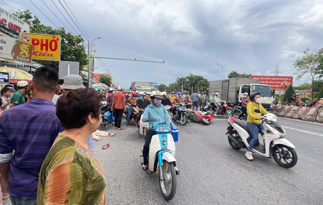 Thêm 1 người tử vong trong vụ xe khách tông hàng loạt xe máy dừng đèn đỏ ở Long An