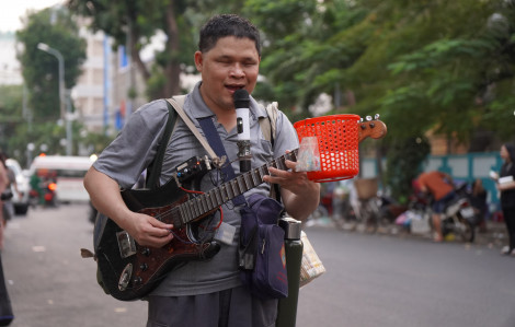 Anh chàng khiếm thị vừa đàn vừa ca vọng cổ, mưu sinh khắp nẻo