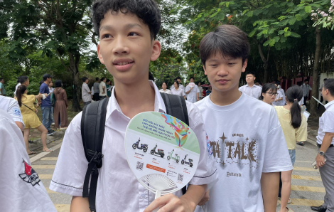 Thi lớp Mười môn tiếng Anh tại Hà Nội: Thí sinh rạng rỡ rời phòng thi