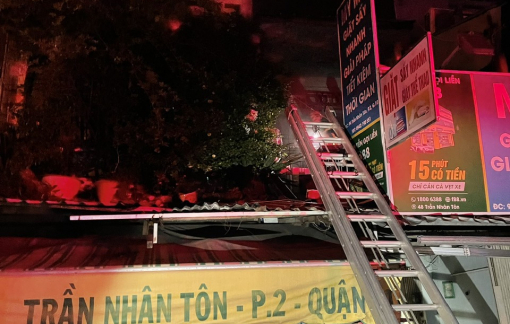 Cứu 4 người mắc kẹt trong vụ cháy nhà ở quận 10