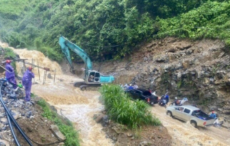 Hà Giang mưa lớn, đường xuống sông Nho Quế nước chảy như thác, nhiều du khách mắc kẹt