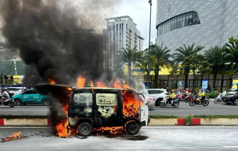 Tài xế nhảy khỏi xe tải bốc cháy khi đang đi Đại lộ Phạm Văn Đồng