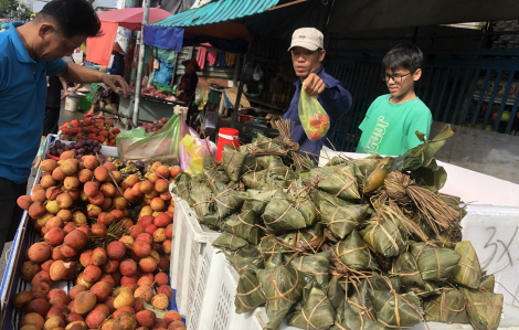 Chợ đông nghịt người sắm Tết Đoan Ngọ sớm