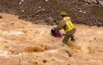 Cán bộ CSGT ở Hà Giang lao vào dòng nước lũ, cứu 2 người thoát nạn