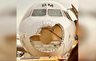 Chuyến bay hạ cánh an toàn sau khi bị mưa đá xé toạc phần mũi, làm nứt cửa sổ
