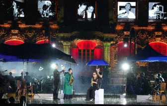Khán giả xứ Huế “đội mưa” xem “Đối thoại Trịnh Công Sơn - Tình yêu tìm thấy" đến tận khuya