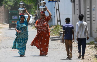 50.000 phụ nữ Ấn Độ được nhận tiền bảo hiểm vì làm việc trong thời tiết nắng nóng