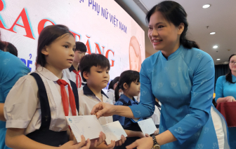Hội LHPN Việt Nam tặng quà cho 100 trẻ em mồ côi tại TPHCM