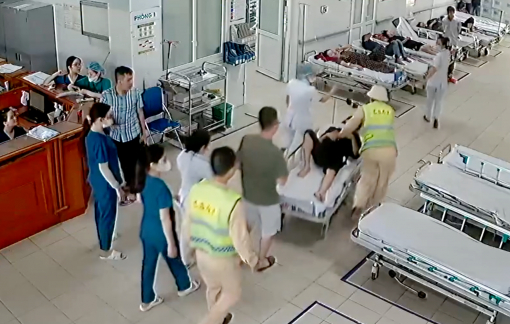 CSGT dùng xe chuyên dụng, “hú còi” đưa bệnh nhân nguy kịch đi cấp cứu