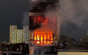 Đang cháy nhà 5 tầng tại Hà Nội, có người mắc kẹt