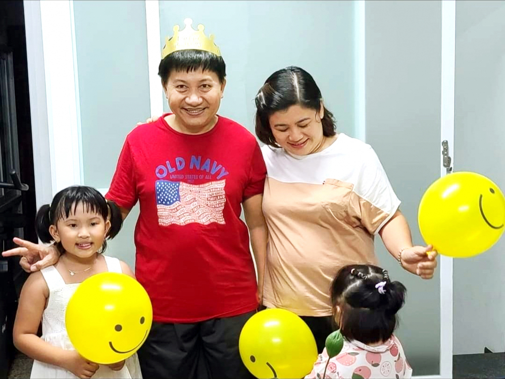 Chị Như và 2 con bất ngờ làm sinh nhật cho anh Lộc