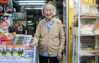 Bà cụ bán hàng 102 tuổi gây sốt ở Singapore