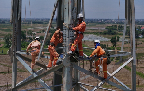 Công nhân phơi mình trên độ cao hàng chục mét hoàn thiện công trình trọng điểm quốc gia