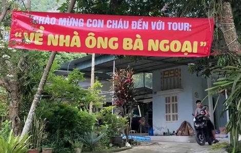 Ông bà "mở tour" đón cháu về chơi hè