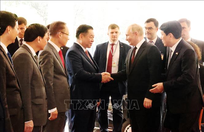 Tổng thống Liên bang Nga Vladimir Putin với các thành viên Đoàn Việt Nam - Ảnh: Lâm Khánh - TTXVN
