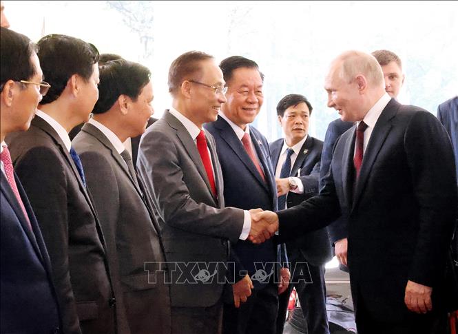 Tổng thống Liên bang Nga Vladimir Putin với các thành viên Đoàn Việt Nam - Ảnh: Lâm Khánh/TTXVN