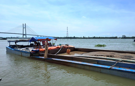 Gần 1 tuần, CSGT Đồng Tháp phát hiện 5 vụ khai thác, vận chuyển cát trái phép