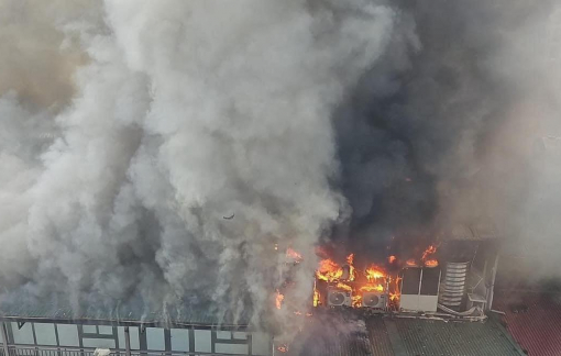 Cháy ngùn ngụt tòa nhà 9 tầng ở Bắc Ninh