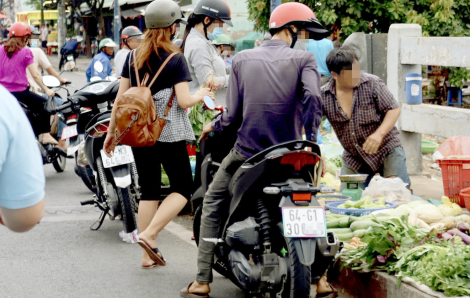 Chợ tự phát “mọc” dai dẳng trên cầu