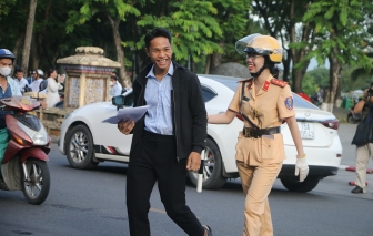 Hà Nội, TPHCM, Huế: Cảnh sát giao thông hỗ trợ đưa thí sinh vào tận cổng trường thi