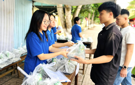 Giáo viên nấu cơm miễn phí phục vụ sĩ tử vùng cao “vượt vũ môn”