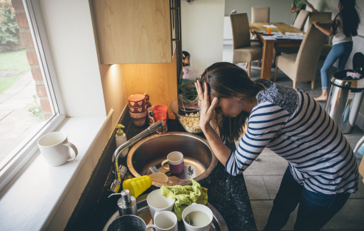 Chồng càng thành công, vợ càng đầu bù tóc rối vì ở nhà nuôi con