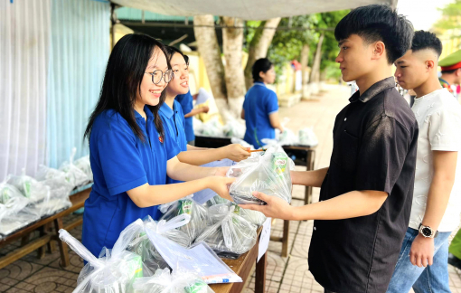 Giáo viên nấu cơm miễn phí phục vụ sĩ tử vùng cao “vượt vũ môn”