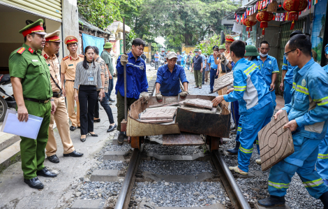 Công an Hà Nội ra quân chấn chỉnh an toàn "phố đường tàu"