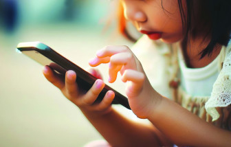 Hành vi của trẻ bị ảnh hưởng nếu cha mẹ dùng điện thoại để dỗ dành