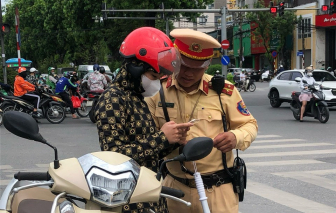 Trường hợp đầu tiên tại Hà Nội bị CSGT xử phạt, tạm giữ giấy phép lái xe tích hợp trên VNeID