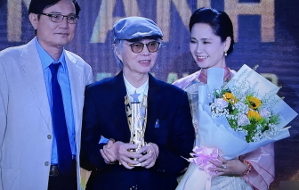 Đạo diễn Đặng Nhật Minh nhận cúp vinh danh