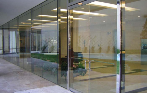 Hướng dẫn sử dụng cửa kính cường lực đúng cách và an toàn từ Việt Phong