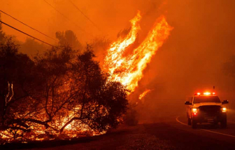 Gần 30.000 người sơ tán khi cháy rừng lan rộng ở California