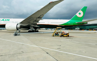 Máy bay Eva Air tông trụ điện trong sân bay Tân Sơn Nhất