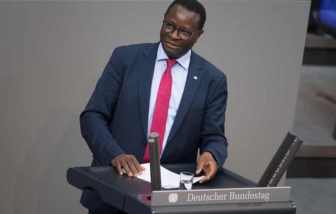 Nghị sĩ gốc Phi đầu tiên của Đức từ chức sau khi bị phân biệt chủng tộc
