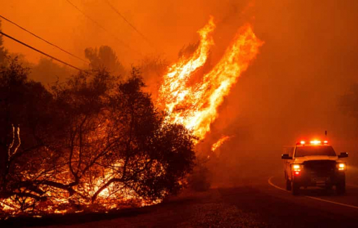 Gần 30.000 người sơ tán khi cháy rừng lan rộng ở California