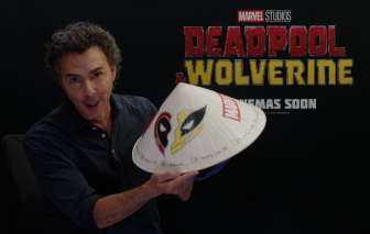 Đạo diễn “Deadpool & Wolverine” chụp ảnh với nón lá do fan Việt tặng