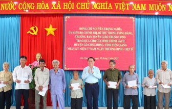 Trưởng Ban Tuyên giáo Trung ương tặng quà gia đình chính sách ở Tiền Giang