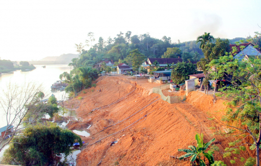 Bờ sông Lam sạt lở, dân lo trôi đất, mất nhà