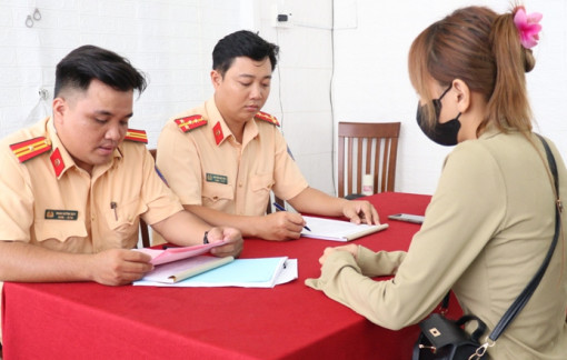 Cô gái trẻ buông tay “tạo dáng” khi đang điều khiển xe mô tô bị phạt hơn 14 triệu đồng